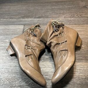 Eric Michael  Tan soft Leather Ankle Boots woman’s 8.5 (s30)